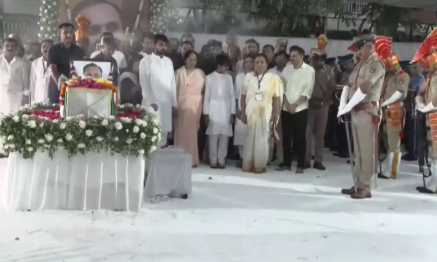 விமான விபத்தில் உயிரிழந்த குஜராத் முன்னாள் முதல்வர் விஜய் ரூபானி உடல் அரசு மரியாதையுடன் தகனம்