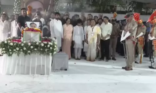 விமான விபத்தில் உயிரிழந்த குஜராத் முன்னாள் முதல்வர் விஜய் ரூபானி உடல் அரசு மரியாதையுடன் தகனம்