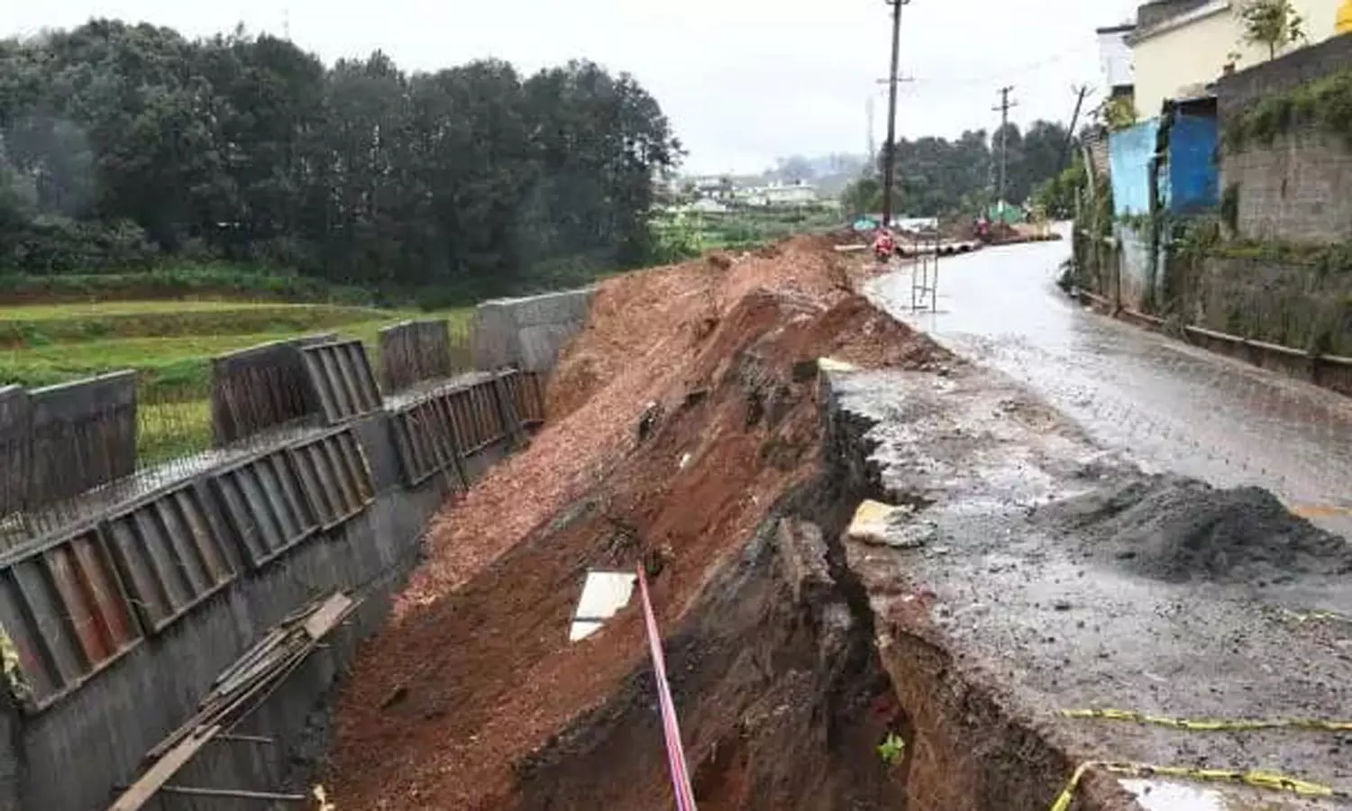 நீலகிரியில் மழை நீடிப்பு: சுற்றுலா தலங்கள் 2-வது நாளாக மூடல்