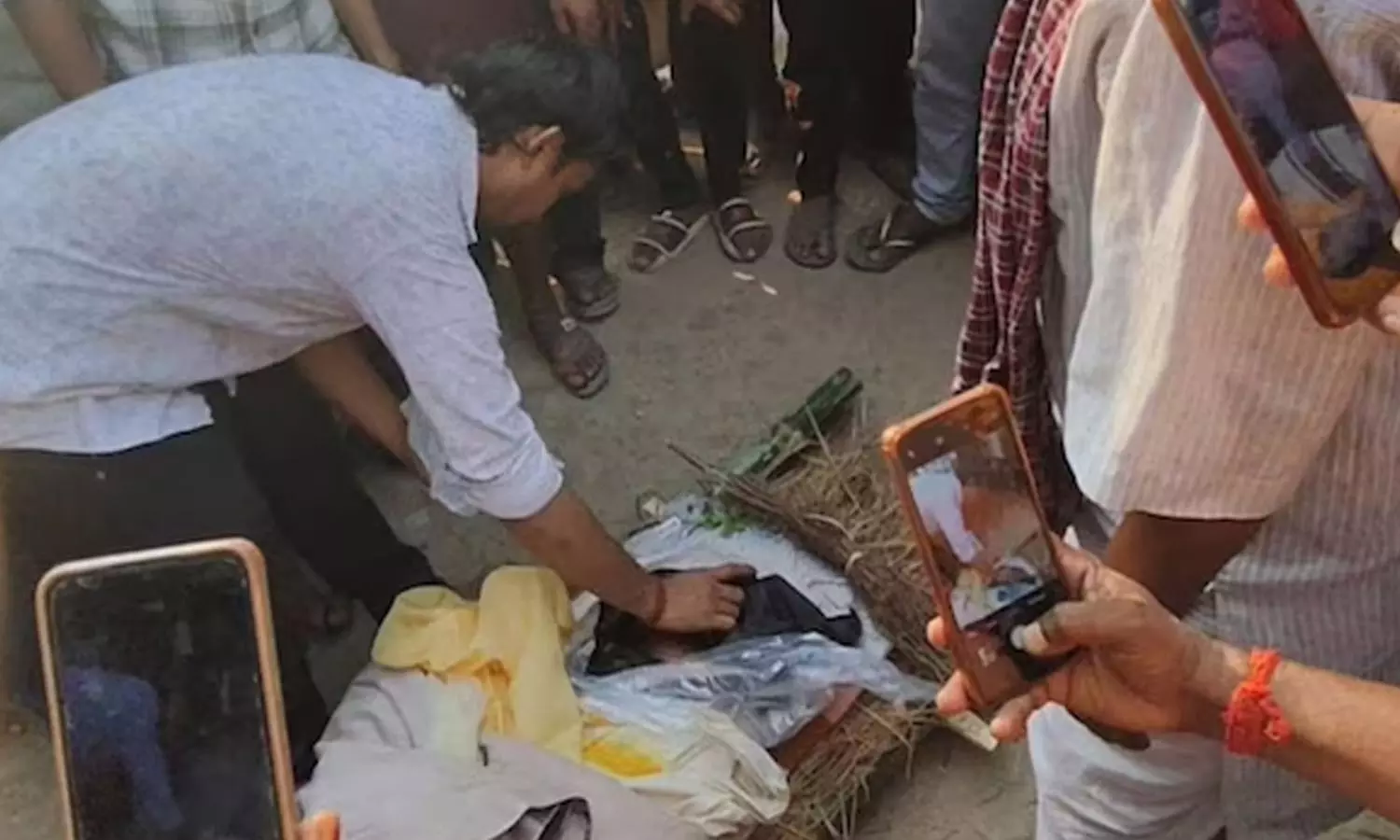 காதல் அழிவதில்லை... காதலியின் உடலுக்கு குங்குமம் வைத்து திருமணம் செய்த வாலிபர் காதல் அழிவதில்லை... காதலியின் உடலுக்கு குங்குமம் வைத்து திருமணம் செய்த வாலிபர்