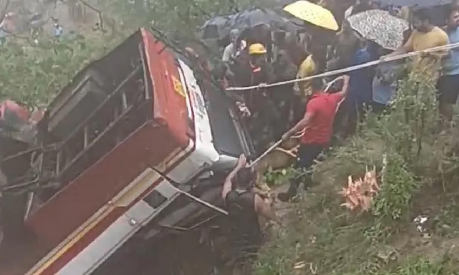 இமாச்சலப் பிரதேசத்தில் பேருந்து பள்ளத்தாக்கில் கவிழ்ந்து விபத்து - 25 பேர் படுகாயம்