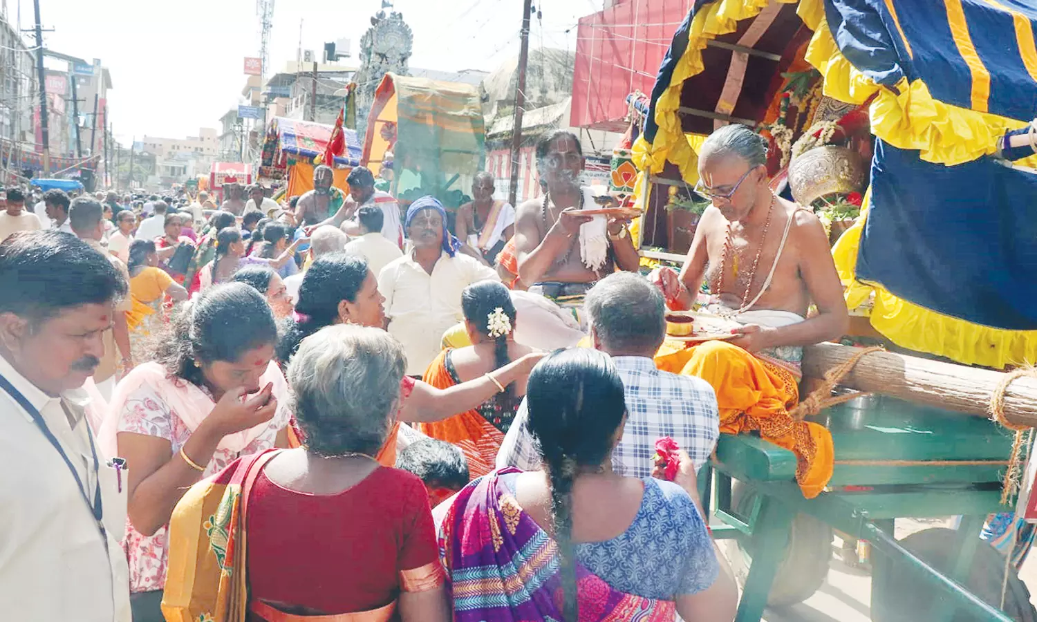தஞ்சையில் இன்று காலை 16 கோவில் பெருமாள்கள் நவநீத சேவை தஞ்சையில் இன்று காலை 16 கோவில் பெருமாள்கள் நவநீத சேவை