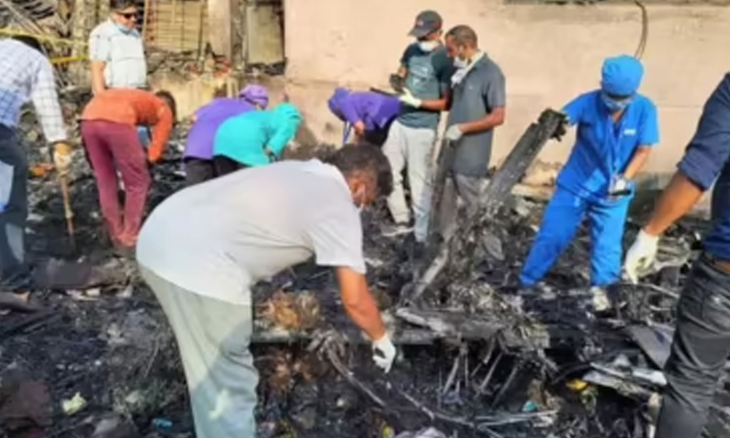 அகமதாபாத் விமான விபத்து: இடிபாடுகளில் இருந்து 100 பவுன் நகையை மீட்டு போலீசாரிடம் ஒப்படைத்த குழுவினர்