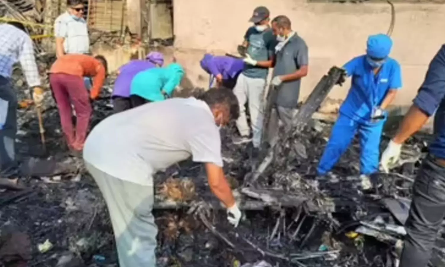 அகமதாபாத் விமான விபத்து: இடிபாடுகளில் இருந்து 100 பவுன் நகையை மீட்டு போலீசாரிடம் ஒப்படைத்த குழுவினர்