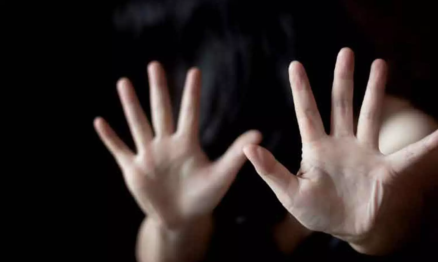 பரிகார பூஜை செய்வதாக கூறி பெண்ணை பாலியல் வன்கொடுமை செய்த கோவில் ஊழியர் கைது- தலைமை பூசாரிக்கு வலைவீச்சு