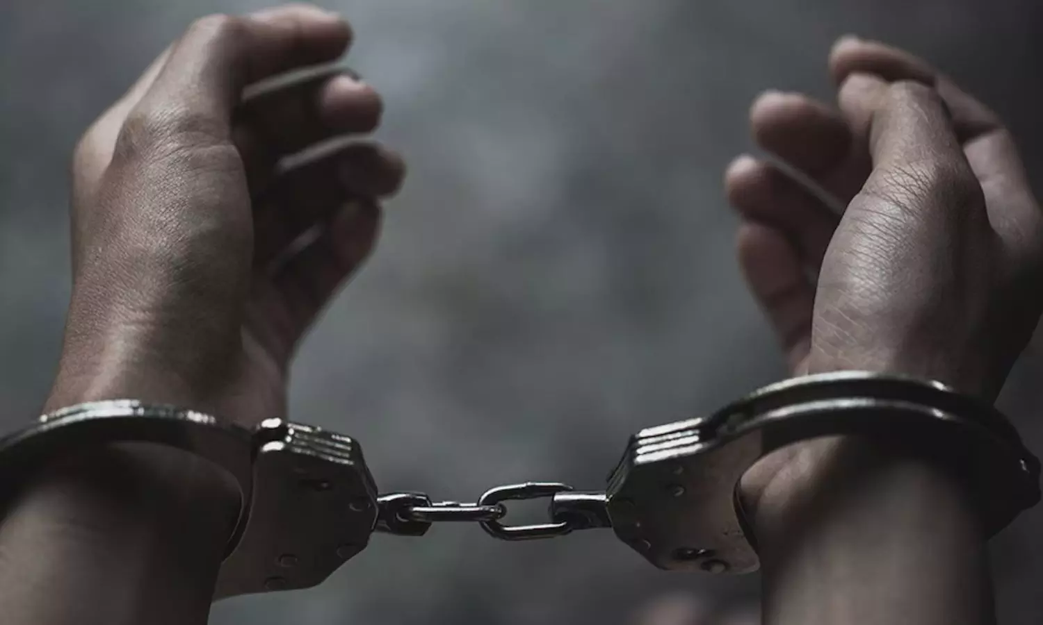 சேட்டை செய்ததற்காக மகனின் கை, கால்களில் பழுக்கக் காய்ச்சிய கம்பியால் சூடு போட்ட தாய் கைது