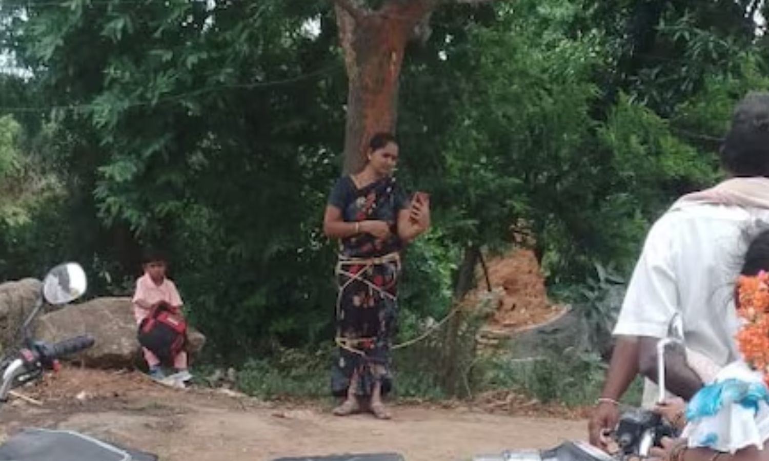 VIDEO: கணவன் வாங்கிய கடனுக்கு மனைவியை மரத்தில் கட்டி வைத்து தாக்குதல்