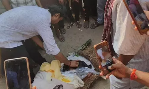 காதல் அழிவதில்லை... காதலியின் உடலுக்கு குங்குமம் வைத்து திருமணம் செய்த வாலிபர்