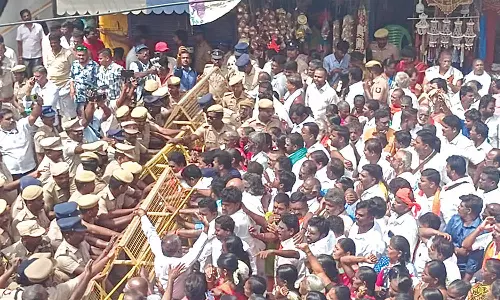 ராமேசுவரம் கோவிலை முற்றுகையிட்டு போராட்டம் நடத்திய உள்ளூர் மக்கள்