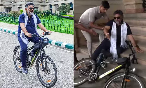 VIDEO: சைக்கிளில் இருந்து தவறி விழுந்த கர்நாடக துணை முதலமைச்சர் டி.கே.சிவகுமார்