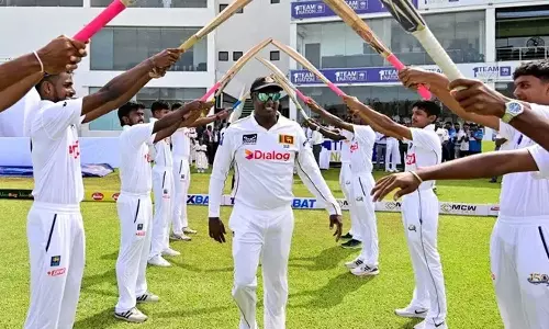 டெஸ்ட் கிரிக்கெட்டில் இருந்து ஓய்வு பெறும் மேத்யூஸ்க்கு Guard of Honour கொடுத்த சக வீரர்கள்