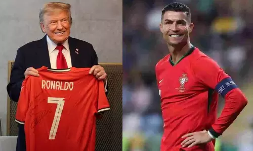 VIDEO: ரொனால்டோ கையெழுத்திட்ட ஜெர்சியை பெற்றுக் கொண்டார் அமெரிக்க அதிபர் டிரம்ப்