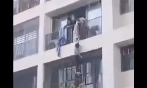 தீப்பிடித்து எரிந்த விமானம்: விடுதியில் இருந்து கீழே குதித்து தப்பிய மாணவர்கள்- திக் திக் வீடியோ