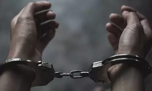 சேட்டை செய்ததற்காக மகனின் கை, கால்களில் பழுக்கக் காய்ச்சிய கம்பியால் சூடு போட்ட தாய் கைது