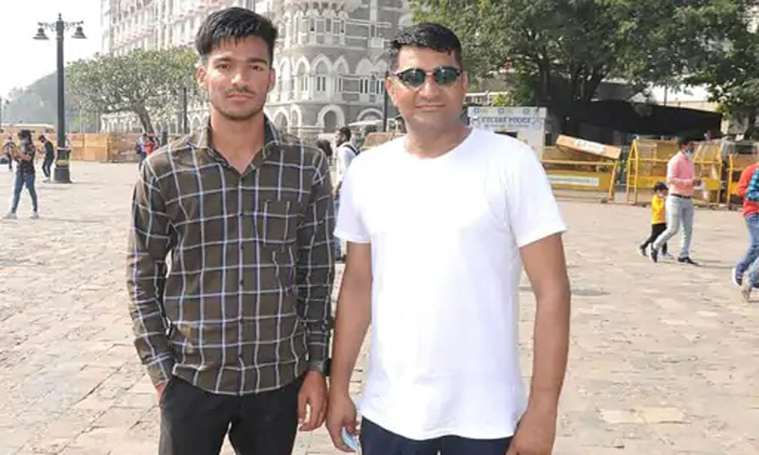 ஒரே நேரத்தில் தந்தையும், மகனும் போலீஸ் வேலைக்கு தேர்வான சுவாரசியம்