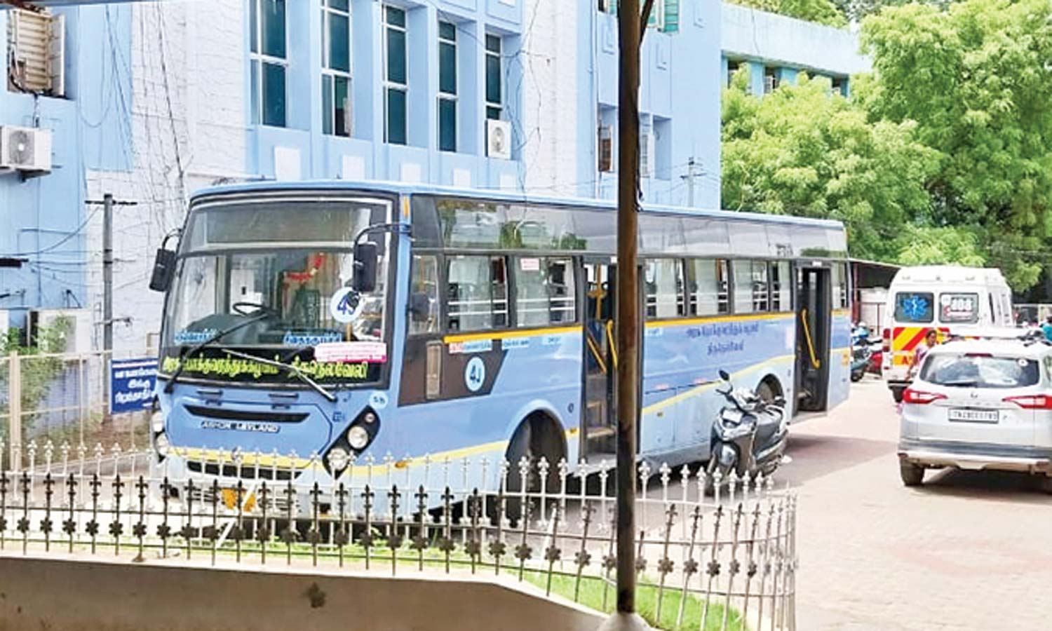 மூதாட்டியை காப்பாற்ற அரசு பஸ்சை ஆம்புலன்சாக மாற்றிய டிரைவர்- பாராட்டுகள் குவிகிறது