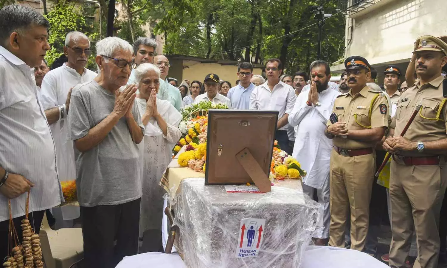 அகமதாபாத் விமான விபத்து - விமானி சுமீத் சபர்வாலுக்கு கண்ணீர் மல்க பிரியா விடை கொடுத்த தந்தை