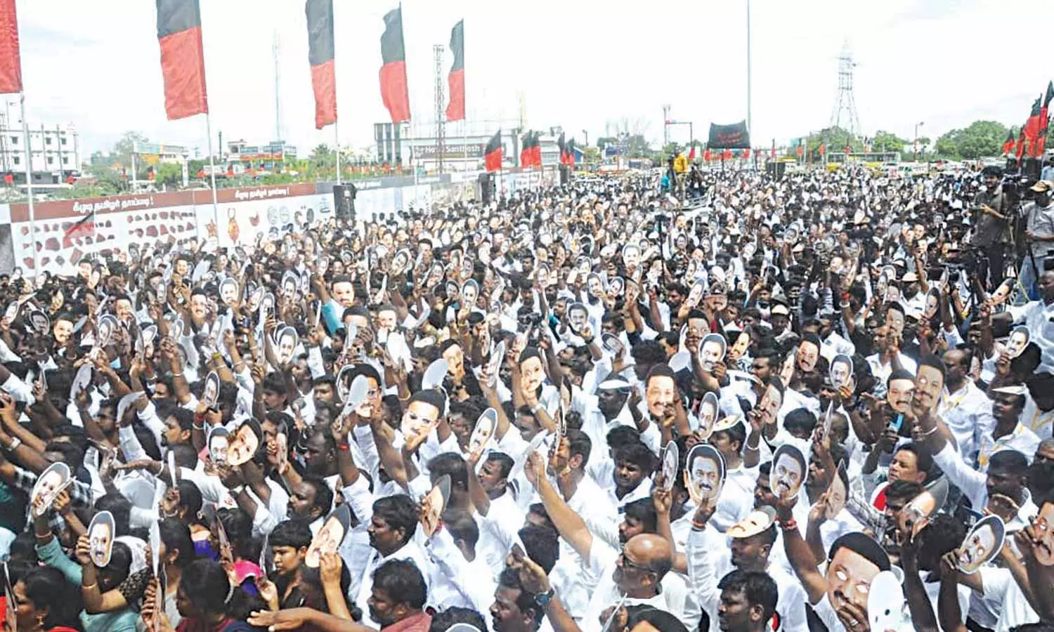 மு.க.ஸ்டாலினின் முகக்கவசம் அணிந்து தி.மு.க. மாணவர் அணி கண்டன ஆர்ப்பாட்டம்