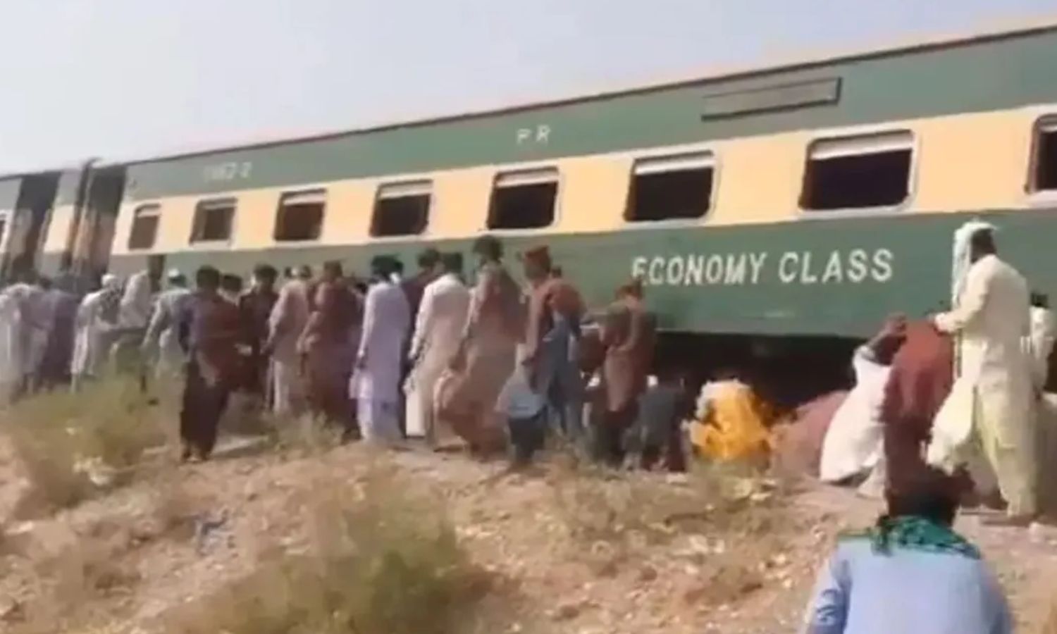 தண்டவாளத்தில் குண்டுவெடிப்பு.. பாகிஸ்தானில் தடம் புரண்ட ஜாஃபர் எக்ஸ்பிரஸ் ரெயில்