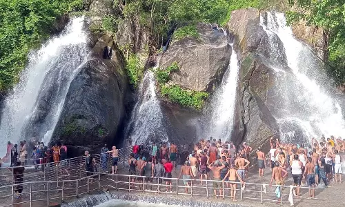 குற்றாலம் அருவிகளில் சுற்றுலா பயணிகள் ஆனந்த குளியல்