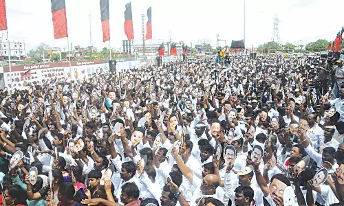 மு.க.ஸ்டாலினின் முகக்கவசம் அணிந்து தி.மு.க. மாணவர் அணி கண்டன ஆர்ப்பாட்டம்