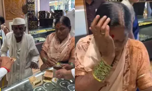 VIDEO: மனைவிக்கு தாலி வாங்க வந்த 93 வயது முதியவர்..  காதலுக்கு மரியாதை செய்த நகைக்கடைக்காரர்!