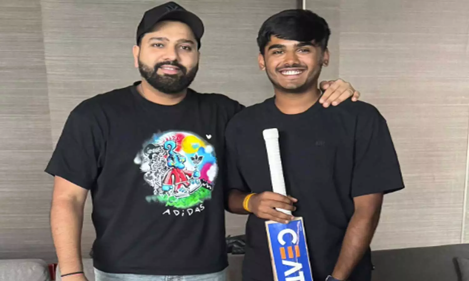 ஆயுஷ் மாத்ரேவுக்கு தனது கையொப்பமிட்ட பேட்டை பரிசாக கொடுத்தார் ரோகித் சர்மா