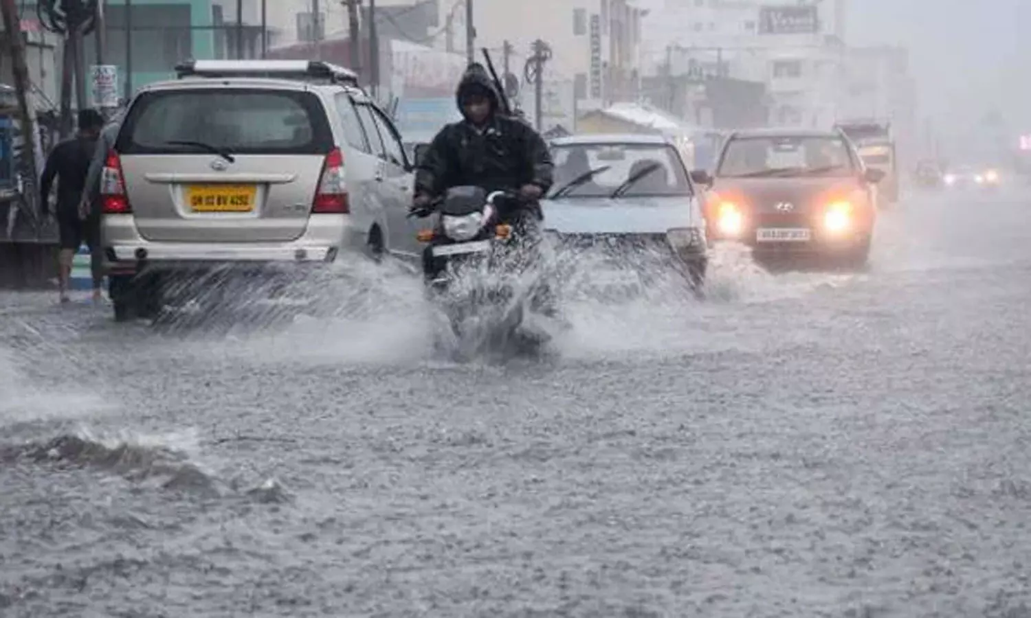 குஜராத்தில் கனமழை: வெள்ளத்தில் சிக்கி 27 பேர் பலி