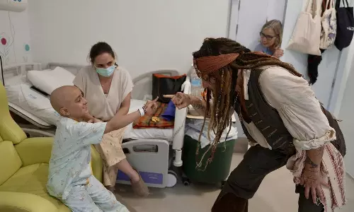 ஜாக் ஸ்பேரோ உடையில் மருத்துவமனைக்குள் நுழைந்த ஜானி டெப் - துள்ளி குதித்த குழந்தைகள்