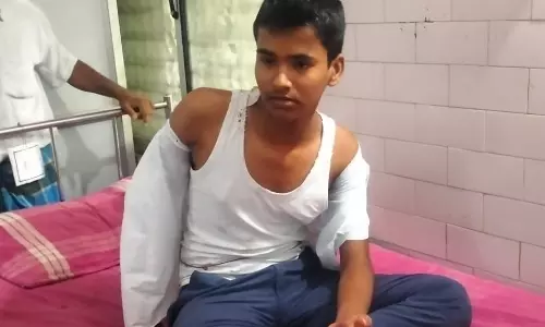 பள்ளி அருகே 10-ம் வகுப்பு மாணவனுக்கு கத்திக்குத்து - சக மாணவர் வெறிச்செயல்