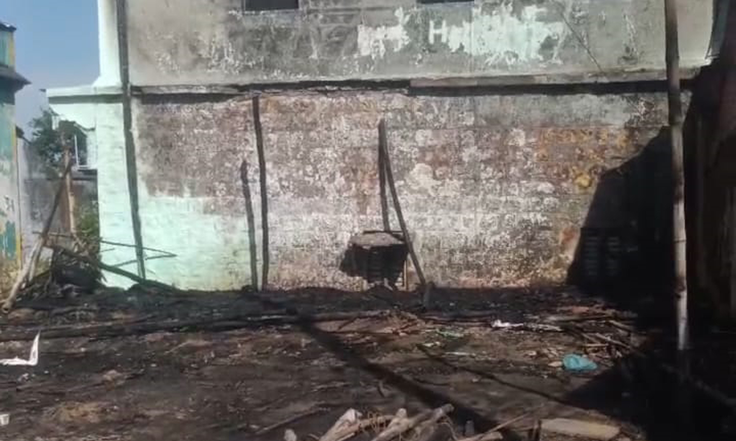 திண்டுக்கல் அருகே எரிேயாடு அ.தி.மு.க. கட்சி அலுவலகத்திற்கு தீ வைப்பு