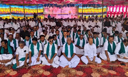 கிருஷ்ணகிரியில் மா விவசாயிகளுக்கு ஆதரவாக கே.பி.முனுசாமி தலைமையில் அ.தி.மு.க.வினர் உண்ணாவிரதம்