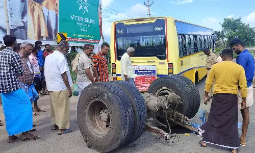 அரசு பஸ்சின் அச்சு முறிந்து சாலையில் ஓடிய சக்கரங்கள் - 3 மாணவர்கள் படுகாயம்
