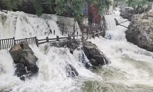 ஒகேனக்கல்லுக்கு நீர்வரத்து அதிகரிப்பு - குளிக்க தடை விதித்த மாவட்ட நிர்வாகம்
