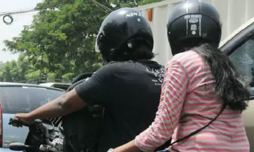 புதிய இருசக்கர வாகனங்களுடன் 2 ஹெல்மெட் வழங்க வேண்டும்- மத்திய அரசு உத்தரவு