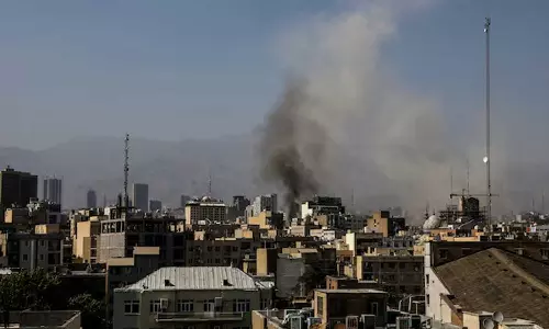 இந்தியர்கள் வெளியேறுவதற்காக வான்வெளி தடையை நீக்கியது ஈரான்..!