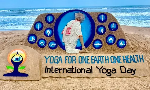 இன்று சர்வதேச யோகா தினம்: மணல் சிற்பத்தால் விழிப்புணர்வு ஏற்படுத்திய சுதர்சன் பட்நாயக்