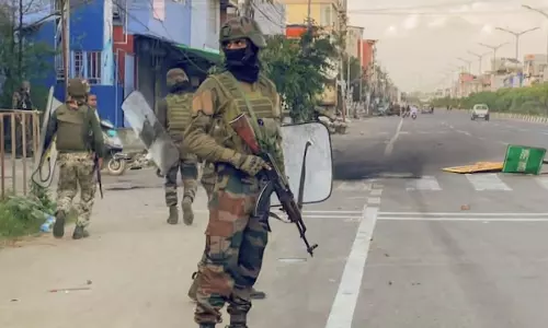 பாதுகாப்புப் படையினர் துப்பாக்கிச்சூட்டில் குக்கி இனப் பெண் பலி.. மணிப்பூரில் முழு அடைப்பு போராட்டம்!