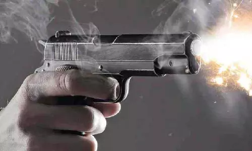 அண்ணியின் தங்கையை திருமணம் செய்து வைக்க மறுப்பு: இருவரையும் துப்பாக்கியல் சுட்ட வாலிபர்..!