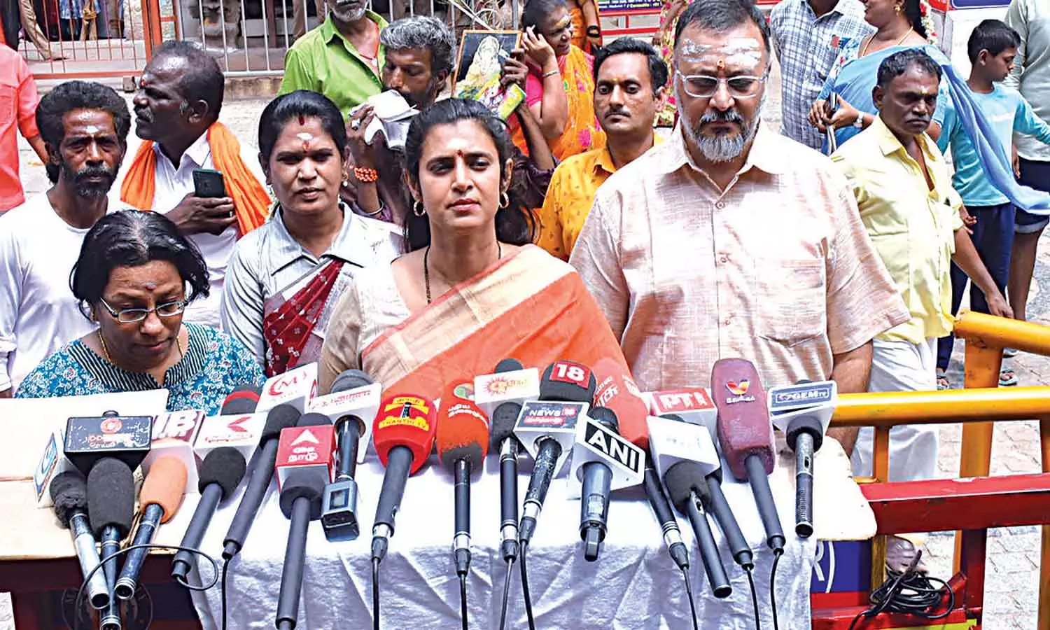 மதுரை முருக பக்தர்கள் மாநாட்டில் அதிக மத நல்லிணக்கத்தை பார்க்கலாம்- நடிகை கஸ்தூரி