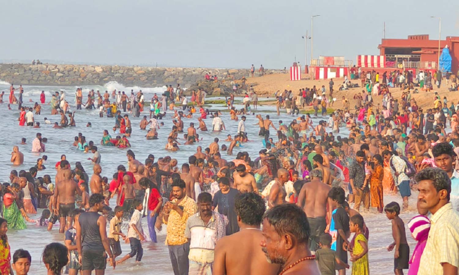 திருச்செந்தூர் சுப்பிரமணிய சுவாமி கோவிலில் குவிந்த பக்தர்கள்- 4 மணி நேரம் காத்திருந்து சாமி தரிசனம் திருச்செந்தூர் சுப்பிரமணிய சுவாமி கோவிலில் குவிந்த பக்தர்கள்- 4 மணி நேரம் காத்திருந்து சாமி தரிசனம்