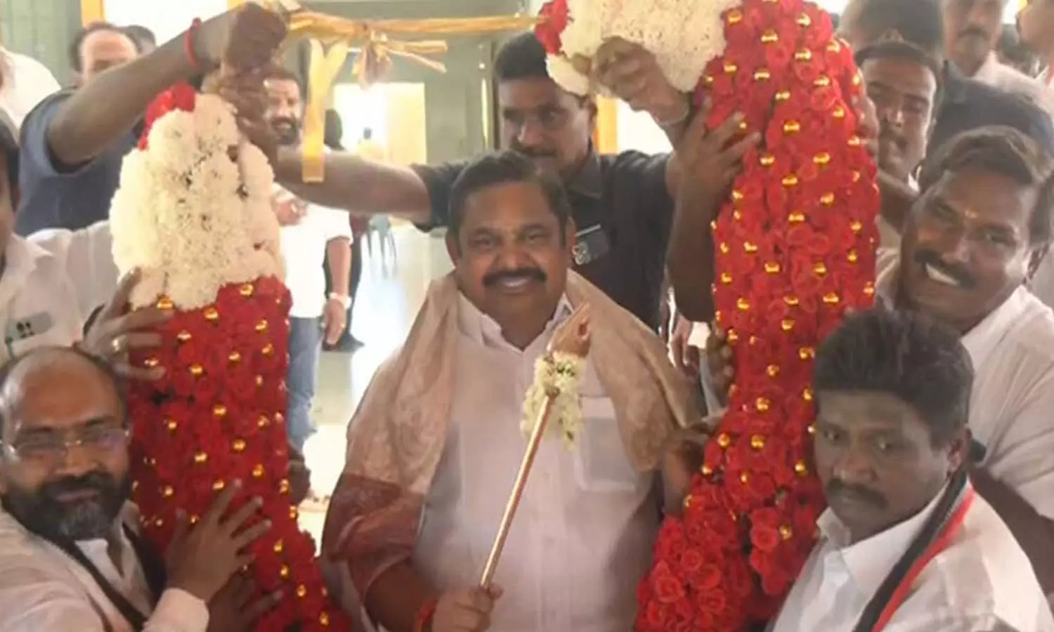 மாற்றுக்கட்சியினர் அதிமுகவில் இணையும் நிகழ்வில் எடப்பாடி பழனிசாமிக்கு பரிசாக வழங்கப்பட்ட வேல்