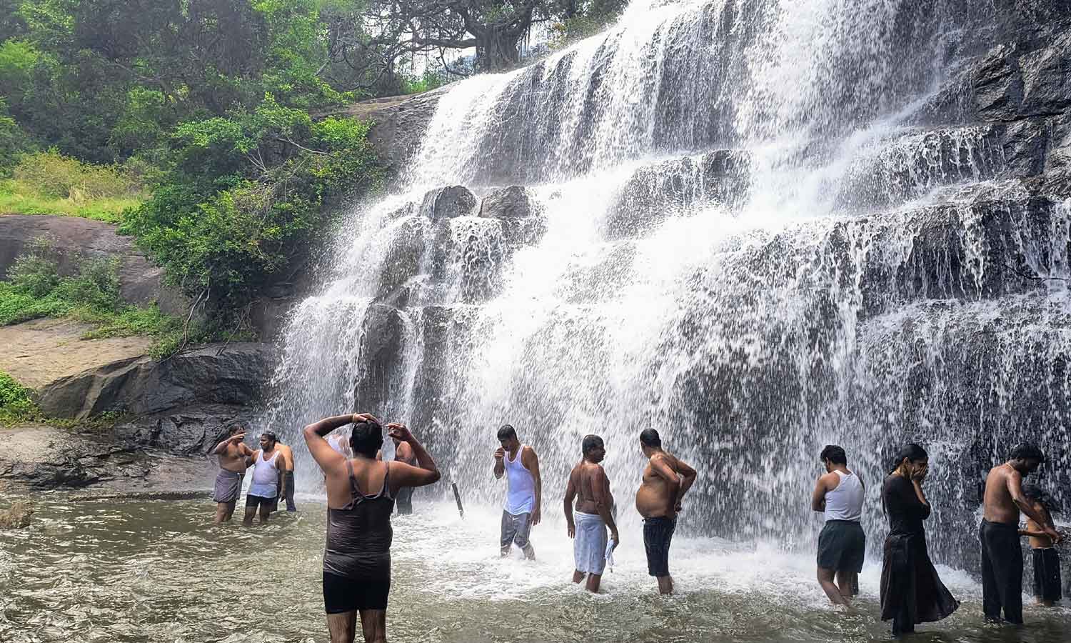 விடுமுறை தினத்தையொட்டி அருவிகளுக்கு படையெடுத்த சுற்றுலா பயணிகள்