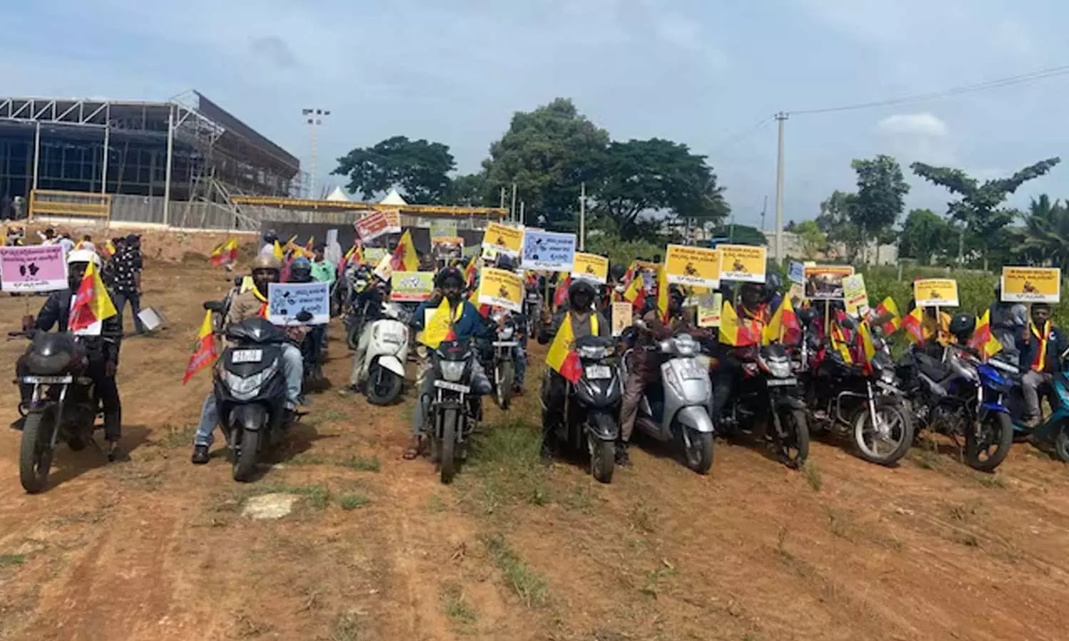 தடையை நீக்கக்கோரி பெங்களூருவில் பைக் டாக்சி ஓட்டுநர்கள் பேரணி