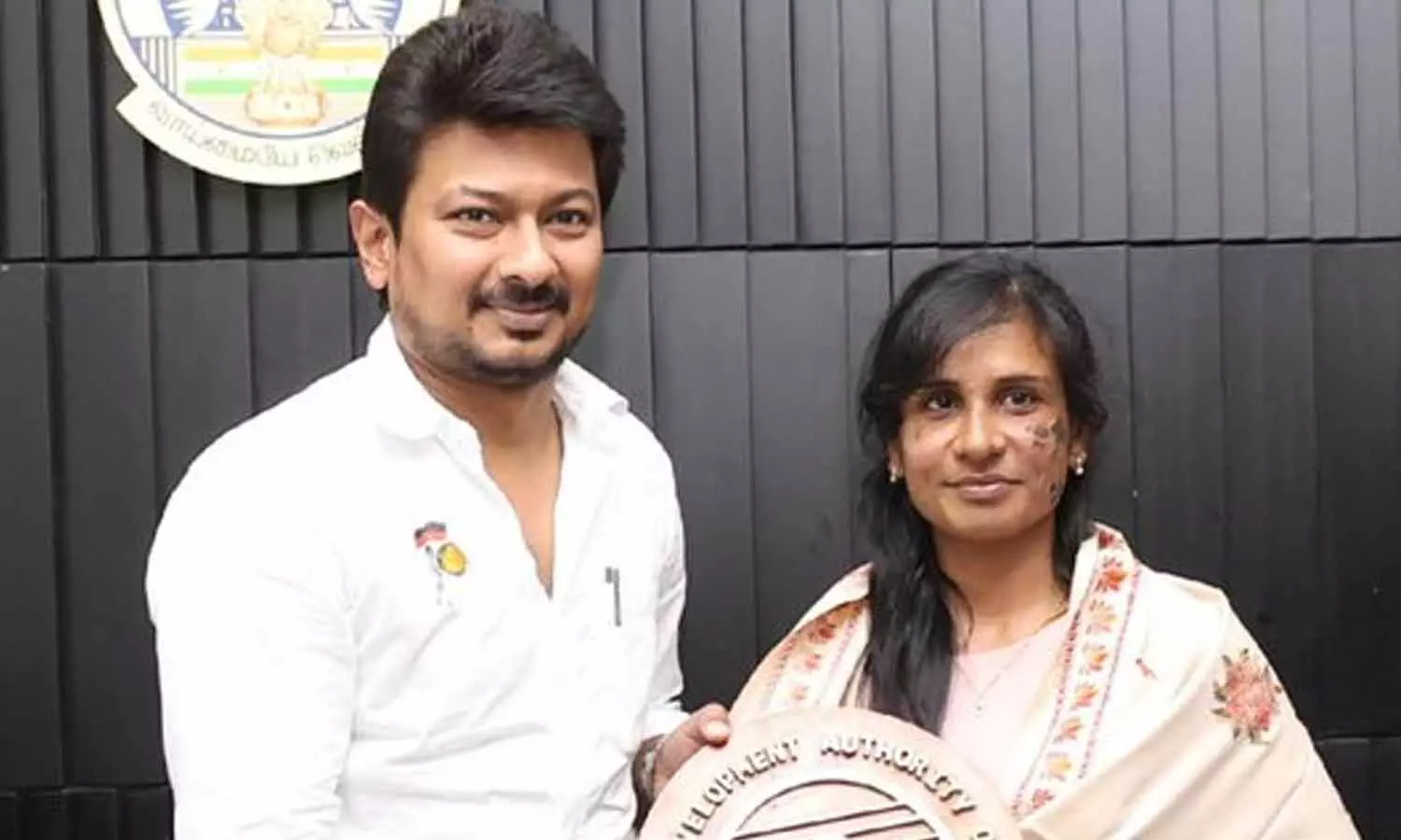 ஏழு உயரமான மலைகளில் ஏறி சாதனை படைத்த முத்தமிழ்ச்செல்வி- துணை முதலமைச்சர் பாராட்டு