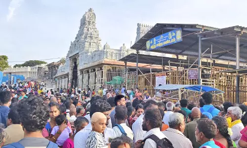 திருச்செந்தூர் சுப்பிரமணிய சுவாமி கோவிலில் குவிந்த பக்தர்கள்- 4 மணி நேரம் காத்திருந்து சாமி தரிசனம்