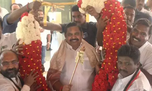 மாற்றுக்கட்சியினர் அதிமுகவில் இணையும் நிகழ்வில் எடப்பாடி பழனிசாமிக்கு பரிசாக வழங்கப்பட்ட வேல்