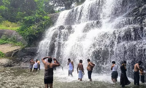 விடுமுறை தினத்தையொட்டி அருவிகளுக்கு படையெடுத்த சுற்றுலா பயணிகள்