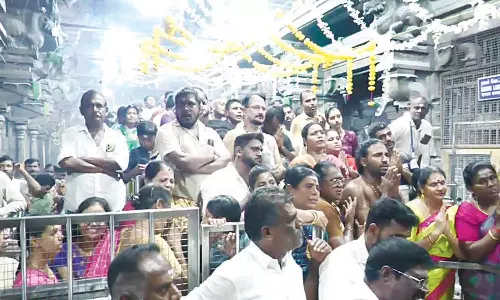 ராமேசுவரத்தில் குவிந்த பக்தர்கள்- அக்னி தீர்த்த கடலில் புனித நீராடி சாமி தரிசனம்