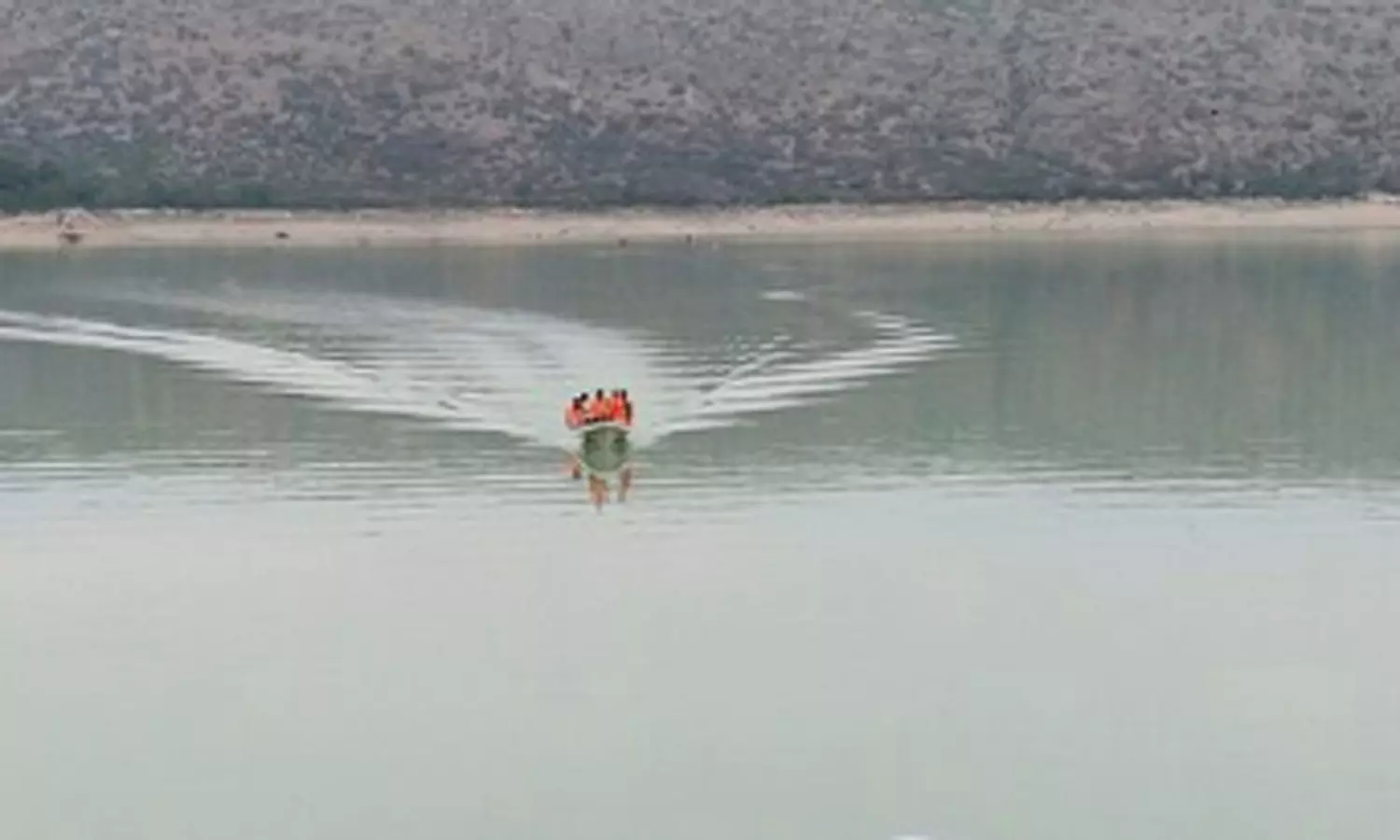 பாகிஸ்தானில் சோகம்: ஆற்றில் படகு கவிழ்ந்து 7 சுற்றுலா பயணிகள் பலி